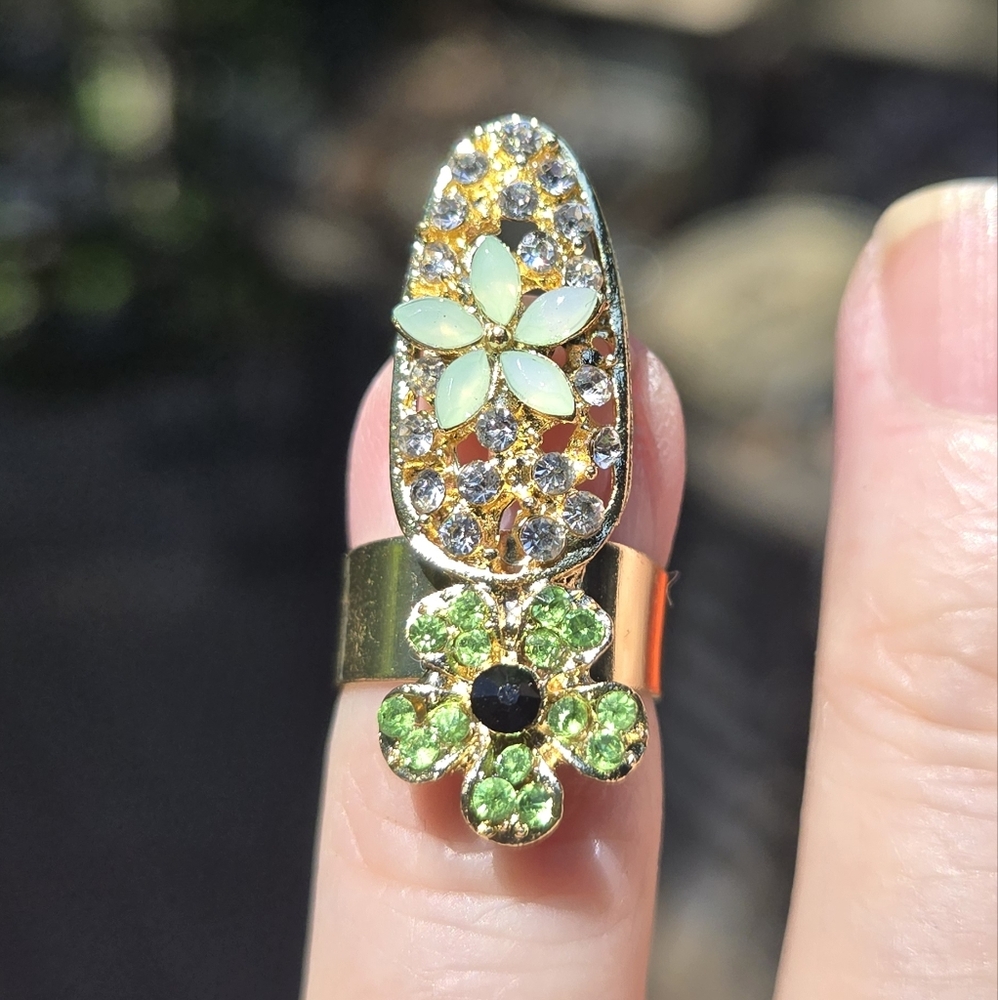 Green & Gold Floral Nail Ring with Vintage Charm - Picture 4 of 7
